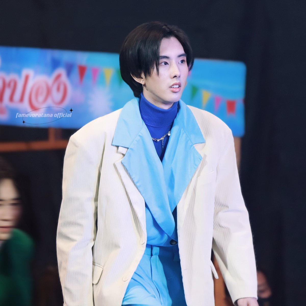 FameVoratanaTH's tweet photo. [09.04.22] Idol Fan Fest 
เดินขึ้นเวทีแบบสับ หล่อมาก 😎💗 

#famevoratana #famevoratanath 
#IdolFanFest #IdolFanFestxSTMD https://t.co/w4uY803kIE