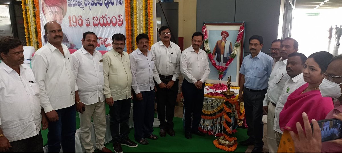 SajjanarVC's tweet image. On Behalf of #TSRTCManagement Paid Rich floral tribute to great social reformer, Mahatma Jyotiba Phule Garu on his birth anniversary #PhuleJayanti  #JyotibaPhuleJayanti
