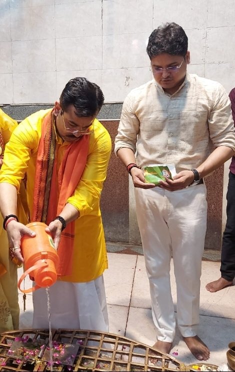 AsisaMonu's tweet photo. गोला गोकर्ण नाथ (छोटी काशी) शिव मंदिर व पारसनाथ मंदिर में दर्शन करने का सौभाग्य प्राप्त हुआ।
#गोला_गोकर्ण_नाथ_छोटी_काशी https://t.co/RJcnuBiLDb