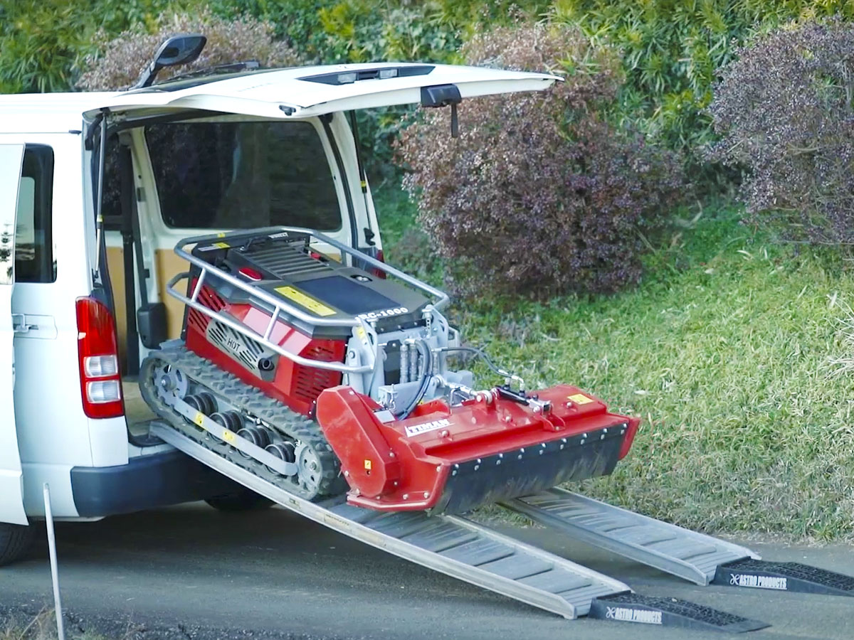 shingushokomach's tweet photo. TIMAN ラジコン式草刈機 RC-1000・RC-751は、ラダーを使用してハイエースなどに自走での積載が可能なので、どこにでも簡単に持ち出すことができますよ

※先端設備等導入制度・中小企業経営強化税制「工業会証明書」を発行できます

#TIMAN
#ラジコン式
#法面
#斜面
#安全
#優遇税制
#NETIS
#農林業 https://t.co/i8alDgJiTf