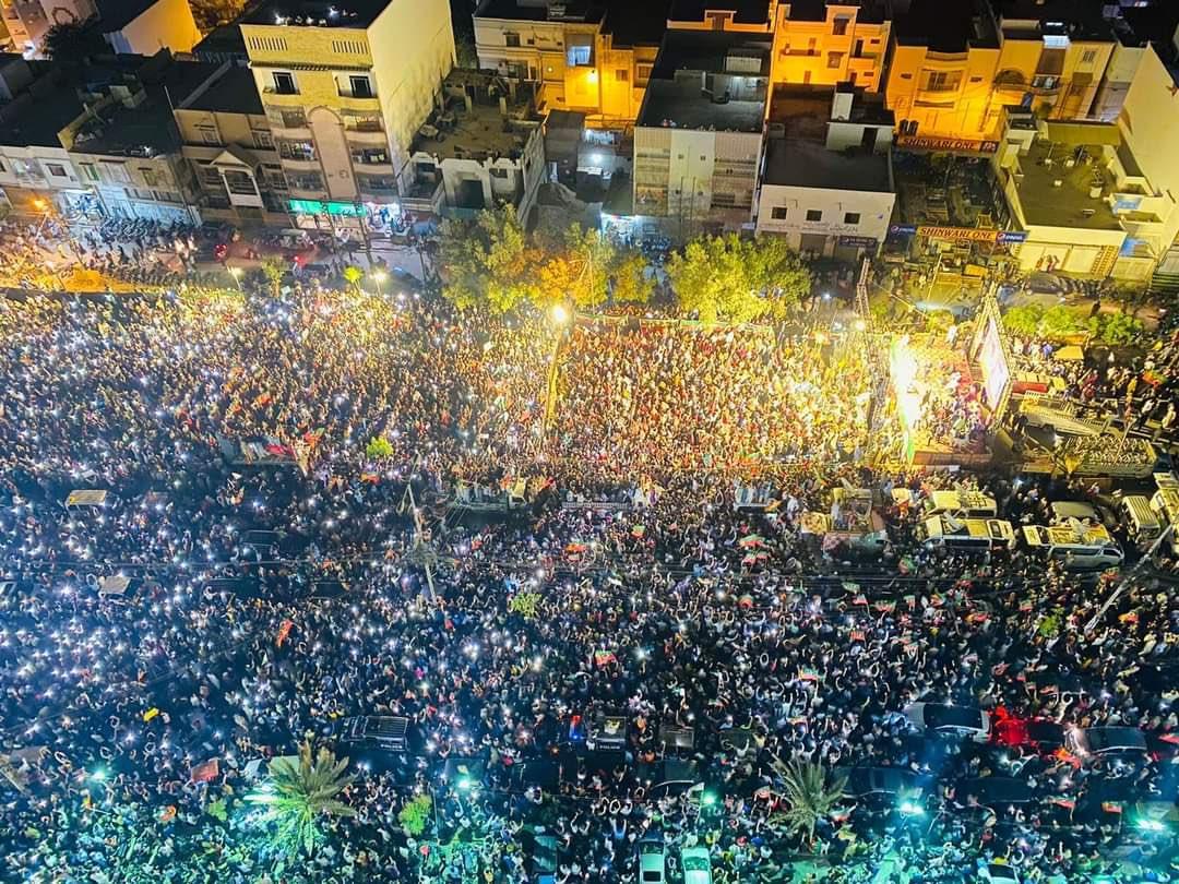 Alisid00's tweet photo. Thank you people of Karachi for coming out on roads on call of Imran Khan. Karachi is the home of insafians.

#امپورٹڈ_حکومت_نامنظور
#RevolutionBlackedOut 
#WeWantImmediateElections https://t.co/SF4rIuvGN4