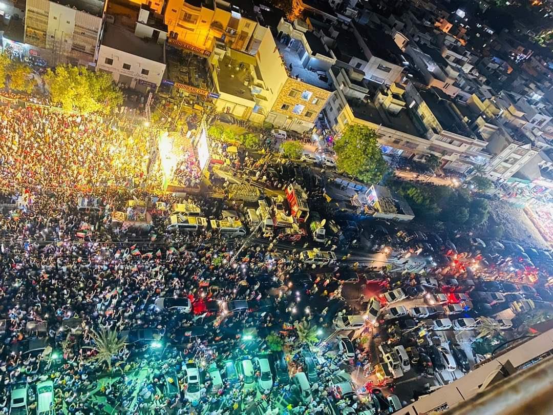 Alisid00's tweet photo. Thank you people of Karachi for coming out on roads on call of Imran Khan. Karachi is the home of insafians.

#امپورٹڈ_حکومت_نامنظور
#RevolutionBlackedOut 
#WeWantImmediateElections https://t.co/SF4rIuvGN4