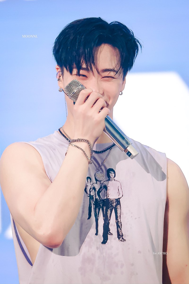_moonniS2's tweet photo. 220409 AAF 낮공

우리 사랑둥이 오늘도 행복해🌸💜

#아스트로 #ASTRO #문빈 #MOONBIN https://t.co/mtMWEitTZY