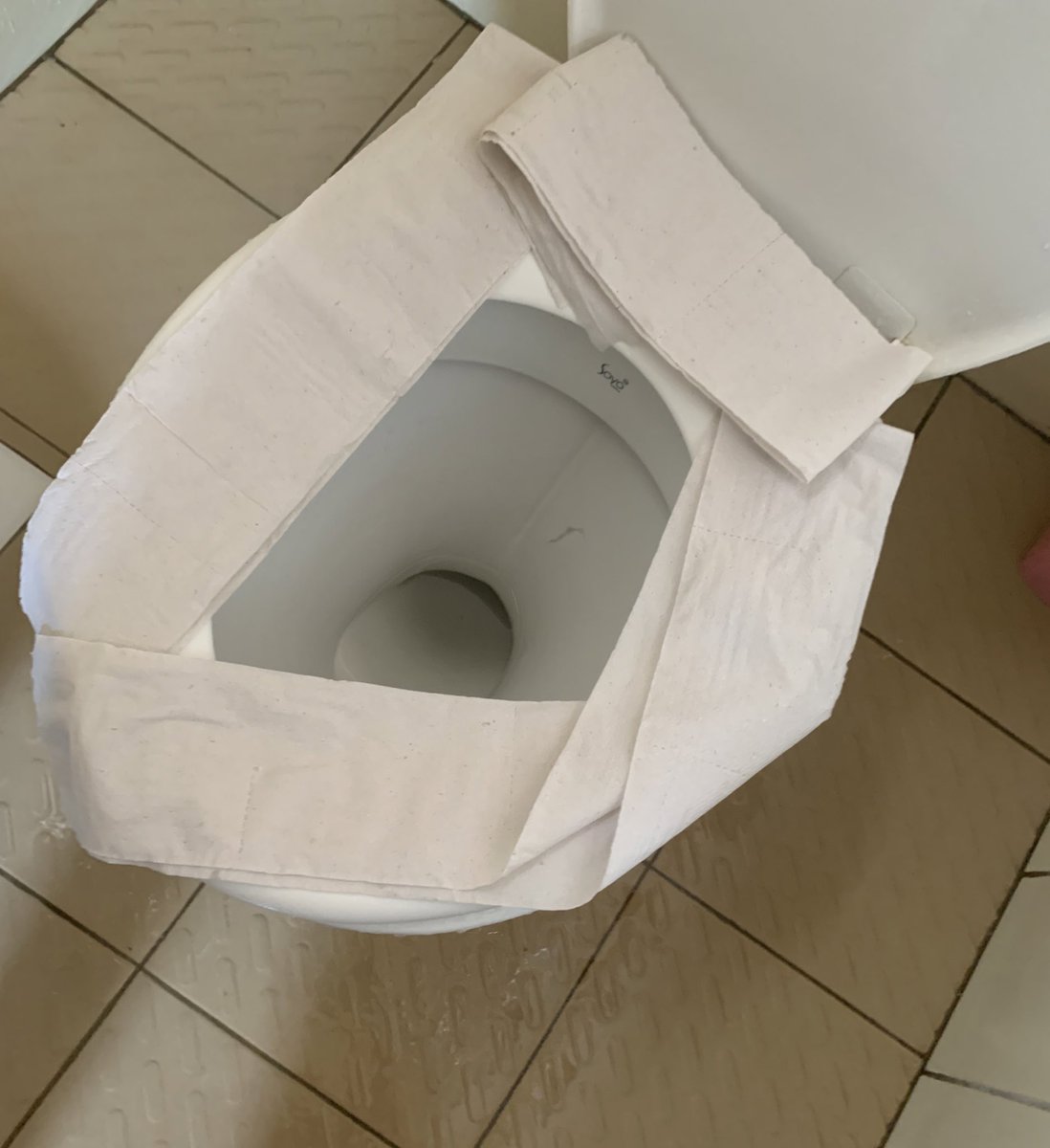 JackyMontez1's tweet photo. Me everytime i use other peoples washrooms https://t.co/IQ1HrvFaUi