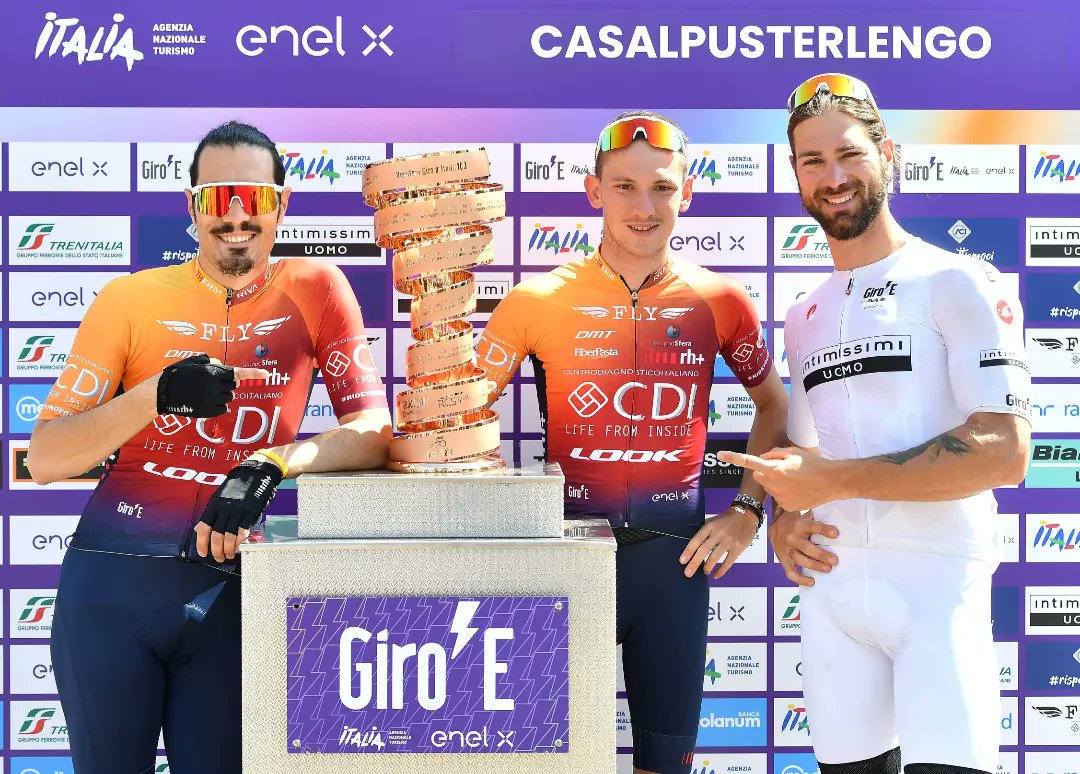 Vuoi vivere il sogno di partecipare con il #FlyCyclingTeam ad una tappa del #GiroE ⚡️sulle stesse strade del #giroditalia 🇮🇹?

Clicca su questo LINK per conoscere le modalità d'iscrizione.

👉🏻 bit.ly/3E7pqV5

‼️NB: iscrizioni aperte fino ad esaurimento posti disponibili.