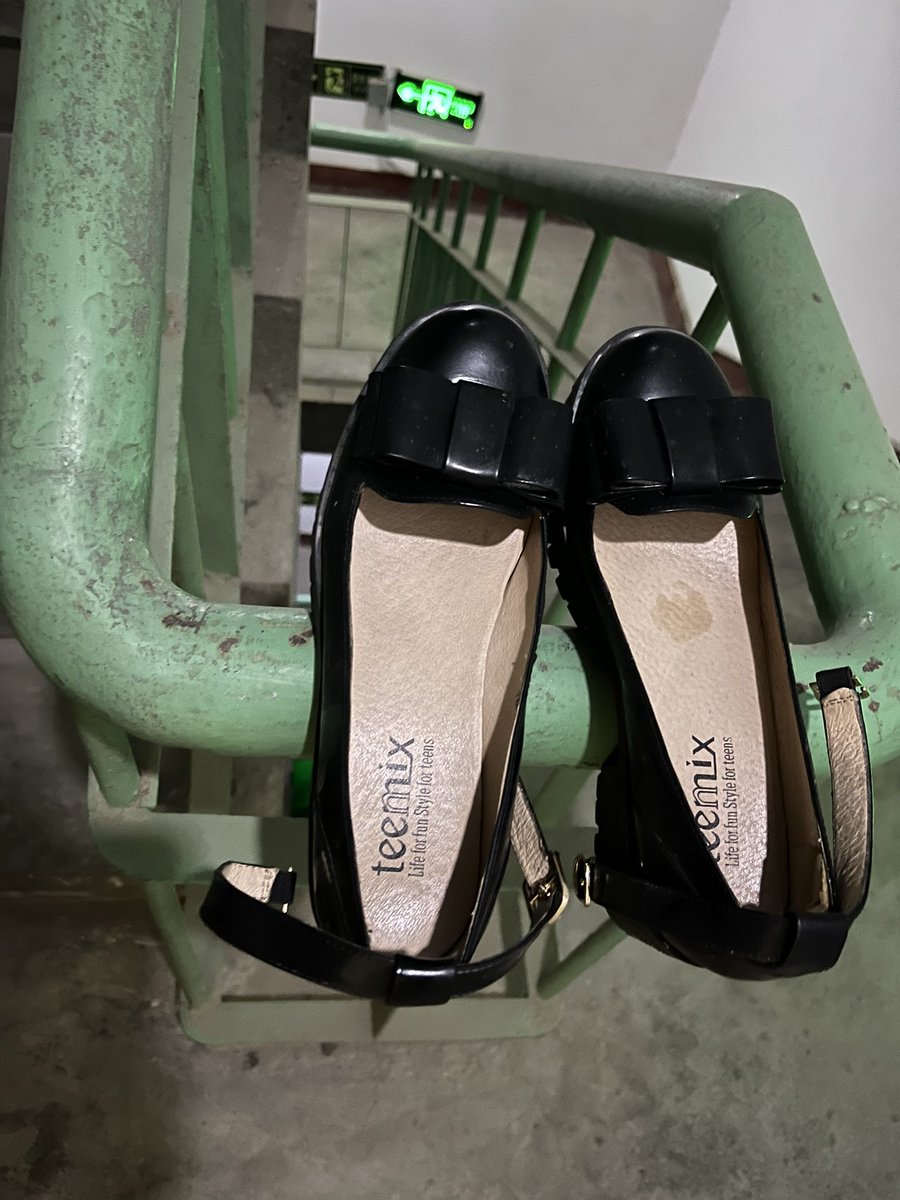 #扫楼 #射鞋 #lo鞋 #扫楼打胶 #打胶
目前最喜欢的一双也不知道算不算lo鞋 里面还有袜子是香香的应该是刚换的（老样子点赞多了就上射图）有没有济南或者临沂同好有lo鞋的可以互换一下地址等等