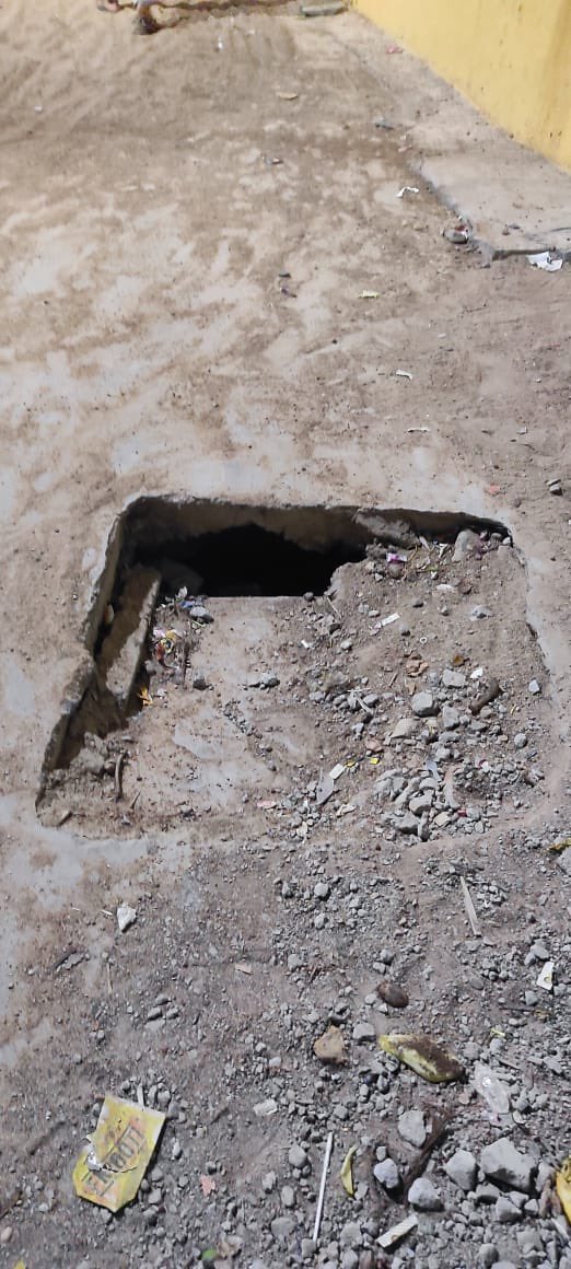mdakbaralikhan0's tweet photo. @HMWSSBOnline 
@jagadishvcorp 
@ZC_SLP 
At old Hafeezpet,sai nagar colony,H no 2-315 near mastan kirana shop. Drainage mainhole is damaged, because of this colonial’s facing problems .
Plz solve the problem ASAP https://t.co/LBctapExFU