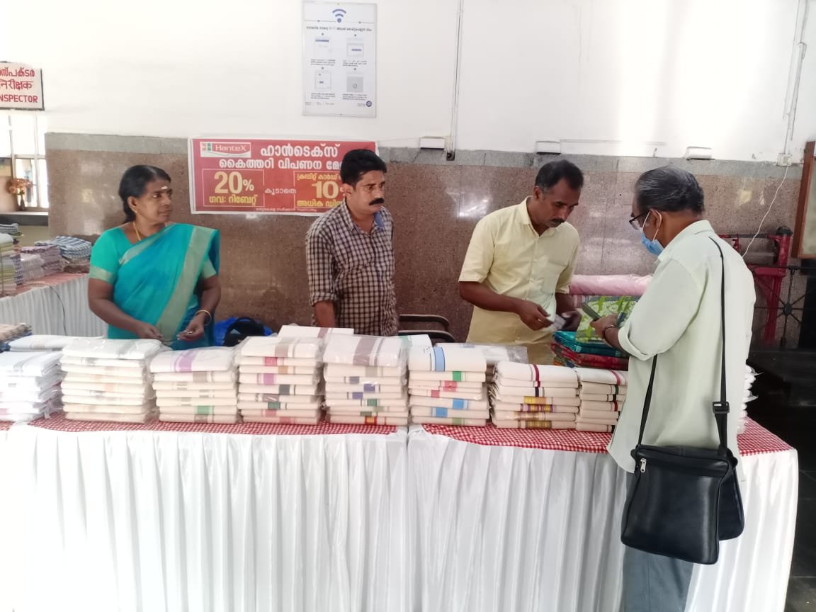 #Kozhikode Railway Station becomes the first station in Palakkad Division to implement the  “One Station One Product”concept.HANTEX,(Kerala State Handloom Weavers Co-operative Society Ltd)Kozhikode Unit set up a stall for the promotion &amp; sale of Kerala Handloom Dhoti Set &amp; Saree.