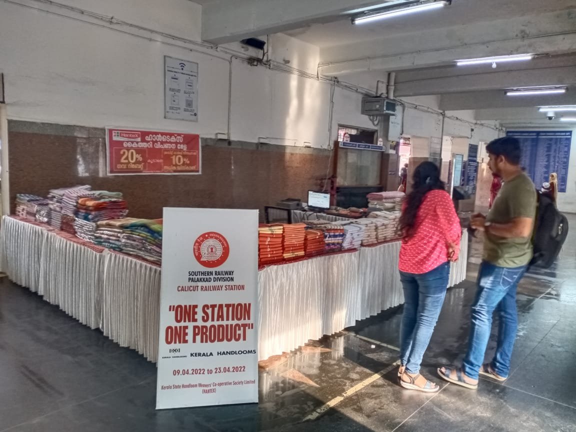 DRMPalakkad's tweet photo. #Kozhikode Railway Station becomes the first station in Palakkad Division to implement the  “One Station One Product”concept.HANTEX,(Kerala State Handloom Weavers Co-operative Society Ltd)Kozhikode Unit set up a stall for the promotion &amp; sale of Kerala Handloom Dhoti Set &amp; Saree. https://t.co/KJkPB5WBrg