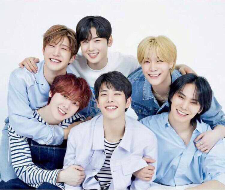 MoJa______'s tweet photo. And so, one of the saddest and hurtful news has come. I can’t believe i wrote it on the same month on VLIVE App. I know it’s really hard for Myung jun, but it will be more painful for the remaining guys. 
a very tight hug to everyone~ https://t.co/4JfCynpwMg