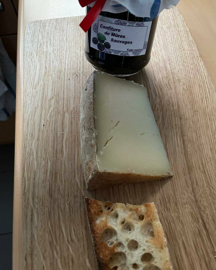 gillespudlowski's tweet photo. Ce matin, on goûte la confiture de mûre sauvage de #lapastourelle à #chateaudouble #var avec le #brebisbasque #ossauiraty du #jardinfromager #paris11 avec la baguette de la #boulangeriebasil #paris16 #yummy #foodpics #foodstagram #instagood #foodforthoug… https://t.co/UfvjcCw0fI https://t.co/SgocOwzKLp
