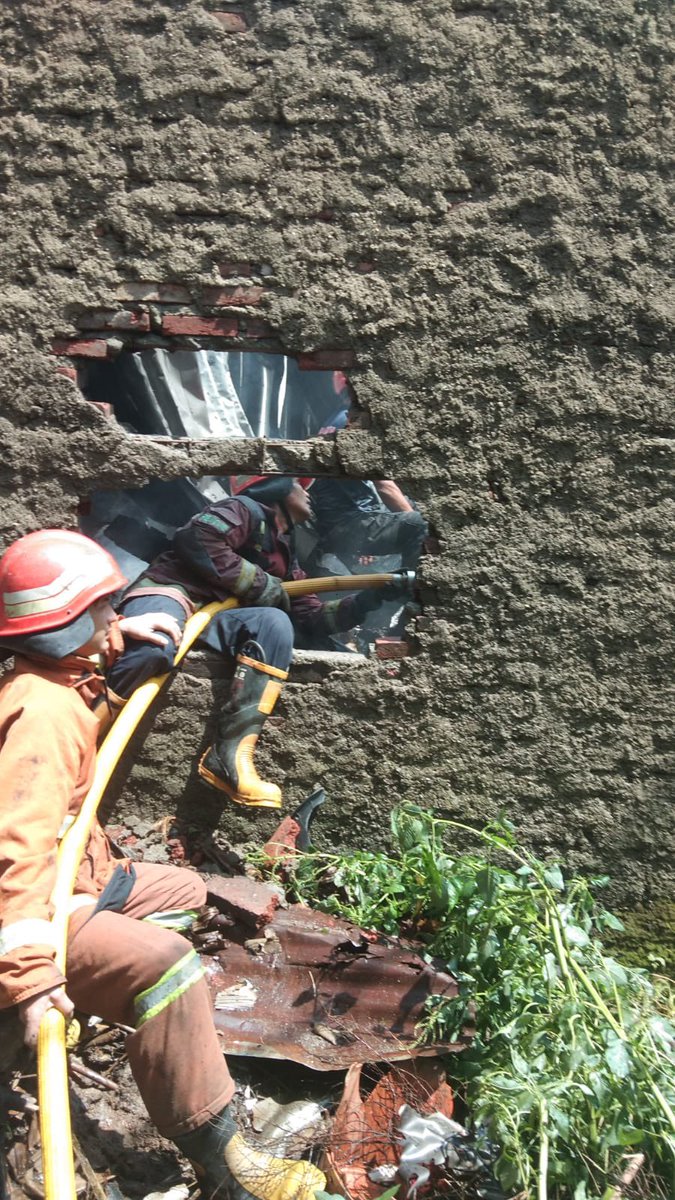 damkar_kab_bdg's tweet photo. Telah terjadi kebakaran di Belakang SMA 1 Cileunyi. Sedang dalam penanganan petugas dan 3 unit bantuan dari @diskarpbbdg https://t.co/TvcDDqVjvM