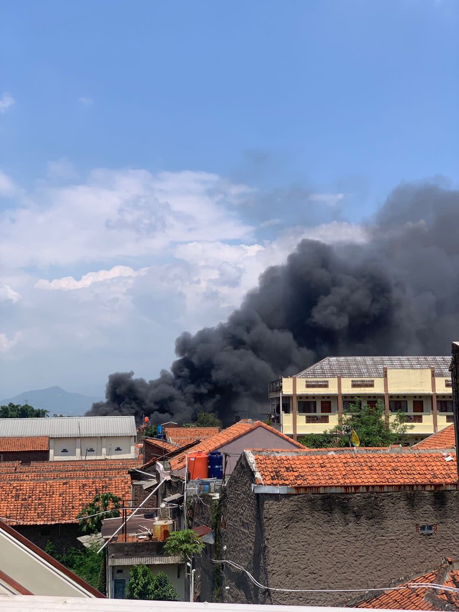damkar_kab_bdg's tweet photo. Telah terjadi kebakaran di Belakang SMA 1 Cileunyi. Sedang dalam penanganan petugas dan 3 unit bantuan dari @diskarpbbdg https://t.co/TvcDDqVjvM