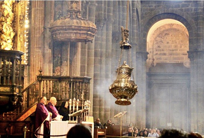 VersoSantiago's tweet photo. Conosci il botafumeiro della Cattedrale di San Giacomo a #Santiagodecompostela? #buencamino #peregrino https://t.co/rAFxqWdQ1c