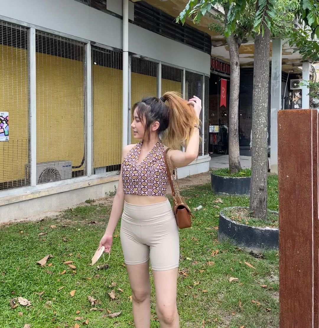 shikhei98's tweet photo. Happy Girl with her new batik crop top 🧏🏻‍♀️ https://t.co/8PCU5QZ15j