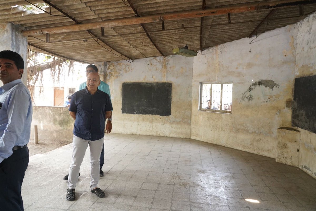 दिल्ली के शिक्षा मंत्री <a href="/msisodia/">Manish Sisodia</a> जी पहुंचे गुजरात।
एक सरकारी स्कूल का किये दौरा।
#GujaratKeSchoolDekho