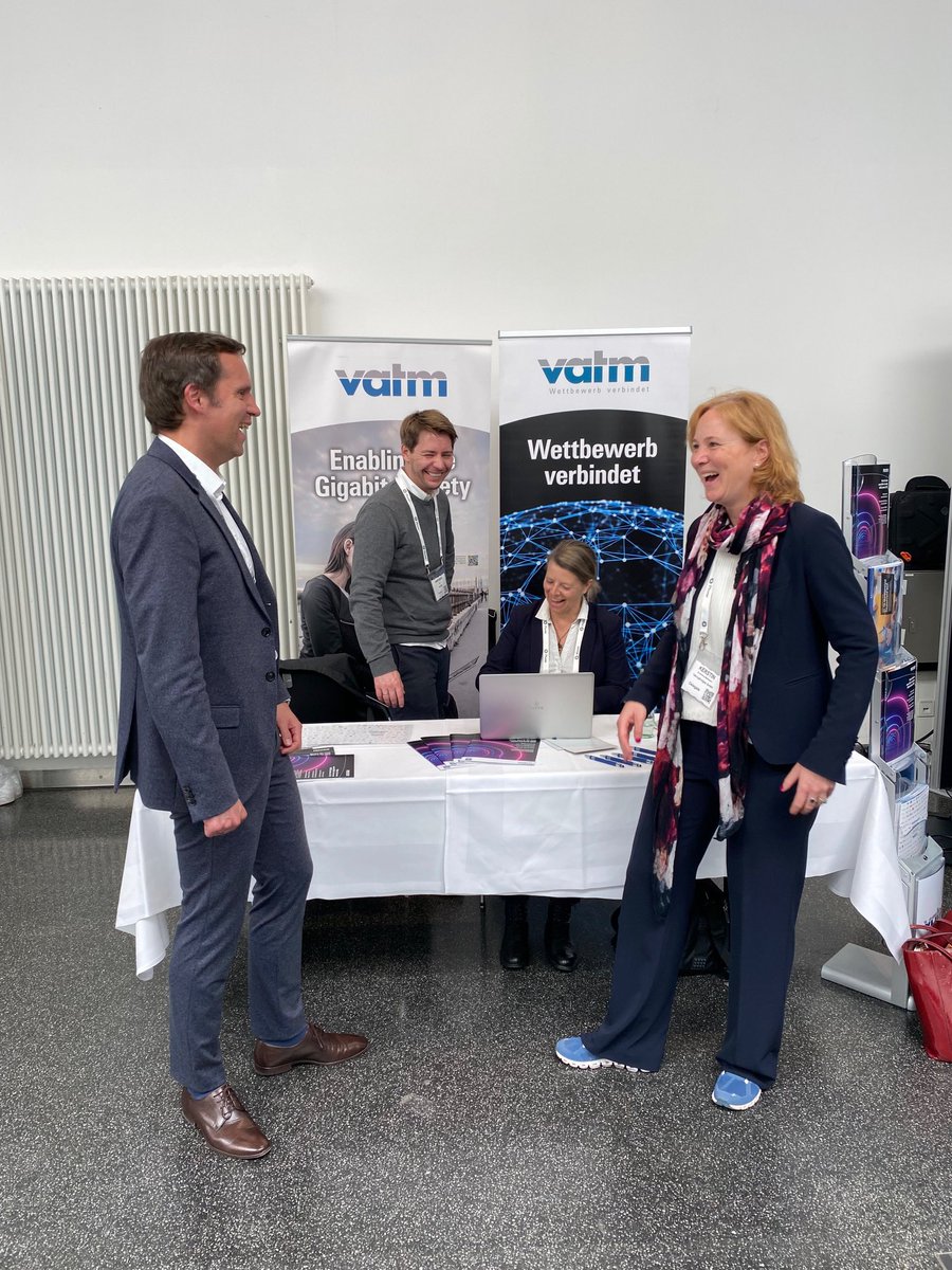 Talking_Bridges's tweet photo. Ich war #live auf der #ConnectedGermany2022, es hat Spaß gemacht. Überall herrschte Wiedersehensfreude und es gab muntere Diskussionen, auch über Nachhaltigkeit bei der Digitalisierung. Wir freuen uns alle auf mehr. https://t.co/0G3t5w0JQx
