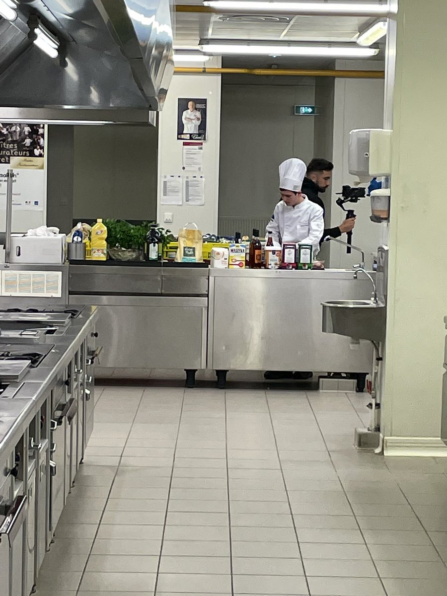ArtusJulie's tweet photo. Le #Concours Jeunes Talents Maître Restaurateur démarre ce matin à #Orléans ! @METRO_FR est partenaire depuis 3 ans et fourni tous les produits des épreuves! GO les Jeunes Talents !! @ParnaudT chef ⭐️ est parrain de cette étape ! @UMIH_France @PeltierPascal @p_eychenie https://t.co/LCzrKc4tQu