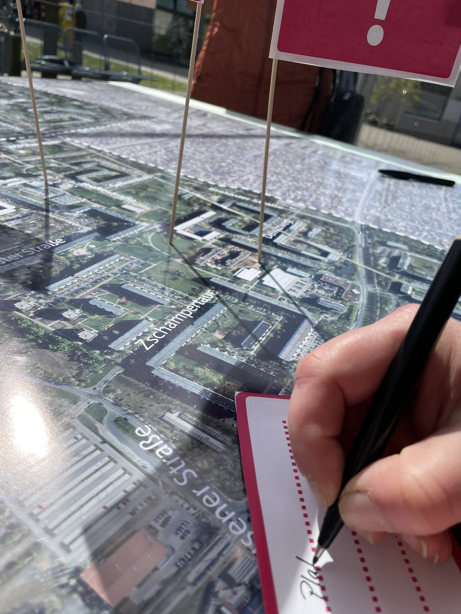 Fähnchen werden ausgefüllt mit Sorgen und Nöten in Grünau