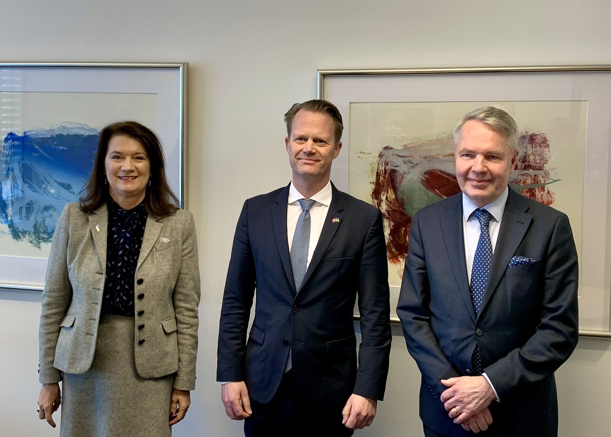 JeppeKofod's tweet photo. Godt møde med nordiske EU-kollegaer @AnnLinde og @Haavisto. Drøftede bl.a. EU’s forsvars- og sikkerhedssamarbejde, som 🇸🇪 &amp; 🇫🇮 har deltaget i fra start. Her kan vi styrke den nordiske stemme, hvis Danmark træder fuldt ind i samarbejdet. #dkpol https://t.co/nqPqJwL9FH