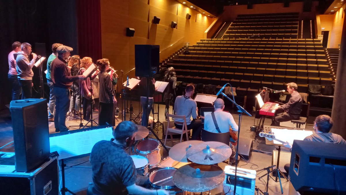 RadioCierzo's tweet photo. Aquí podemos disfrutar de las imágenes "off the record" previas al concierto con el que ayer la "Jazzy Leap Band" se estrenó en el "precioso" -recogiendo sus palabras- Centro Cultural Avenida de Cascante, conquistando al público que abarrotó el auditorio de nuestra ciudad https://t.co/G0YOdahUgD