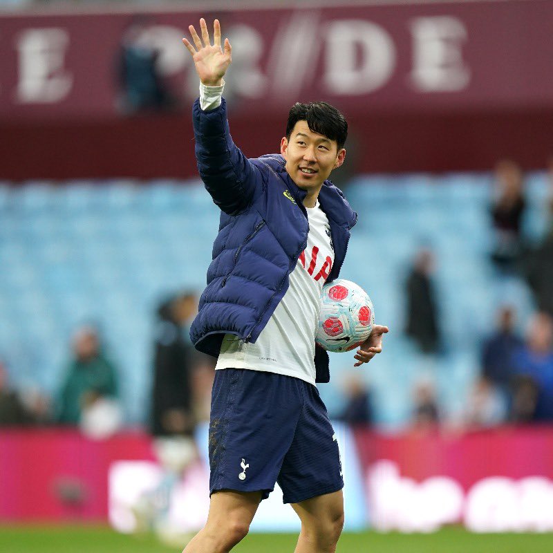 Heung-Min Son now has 17 Premier League goals this season, only 3 fewer than Mo Salah (20). 

Is the race for the Golden Boot on?👇🏼 #THFC