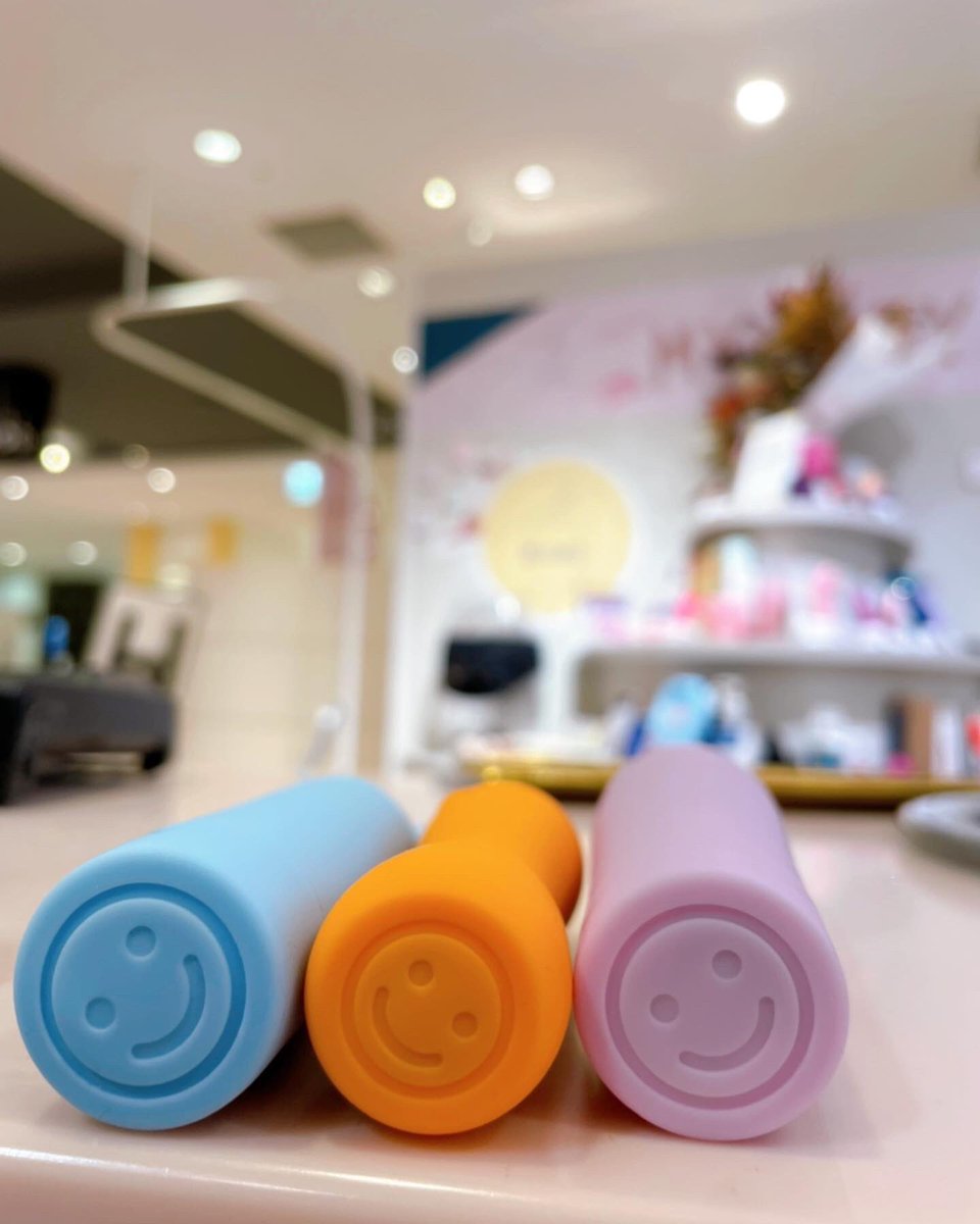 moond_by_lpc's tweet photo. 【新着トーイのお知らせ】
⁡
シンガポールを拠点にした、アジア発の注目ブランド「smile makers」より3つのトーイが届きました！価格もリーズナブルな為、初めてのトーイに挑戦される方にもおすすめです☺️

🧡The Surfer ¥3,300
💜 The Billionaire ¥6,600
💙The French Lover ¥6,600
(全て税込) https://t.co/1c7ZAjztRn