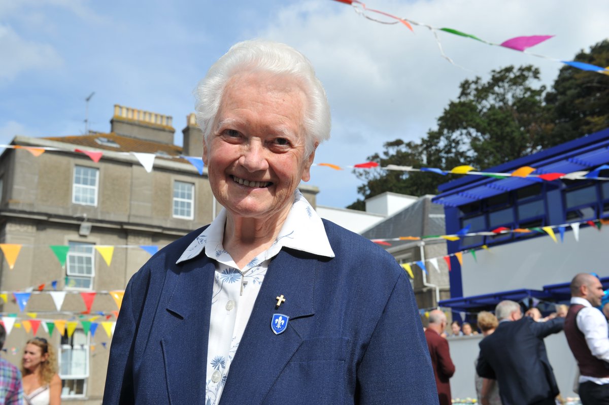 JerseyHeritage's tweet image. Beaulieu Convent School was founded by the Sisters of the Order of the Immaculate Conception in 1951. Sister Marie-Louise was photographed at the school on her 90th birthday in 2014.  

#HerIslandStory #WomenInJersey #MyBeaulieu @JEPNews @BeaulieuSchool @BeauFoundation