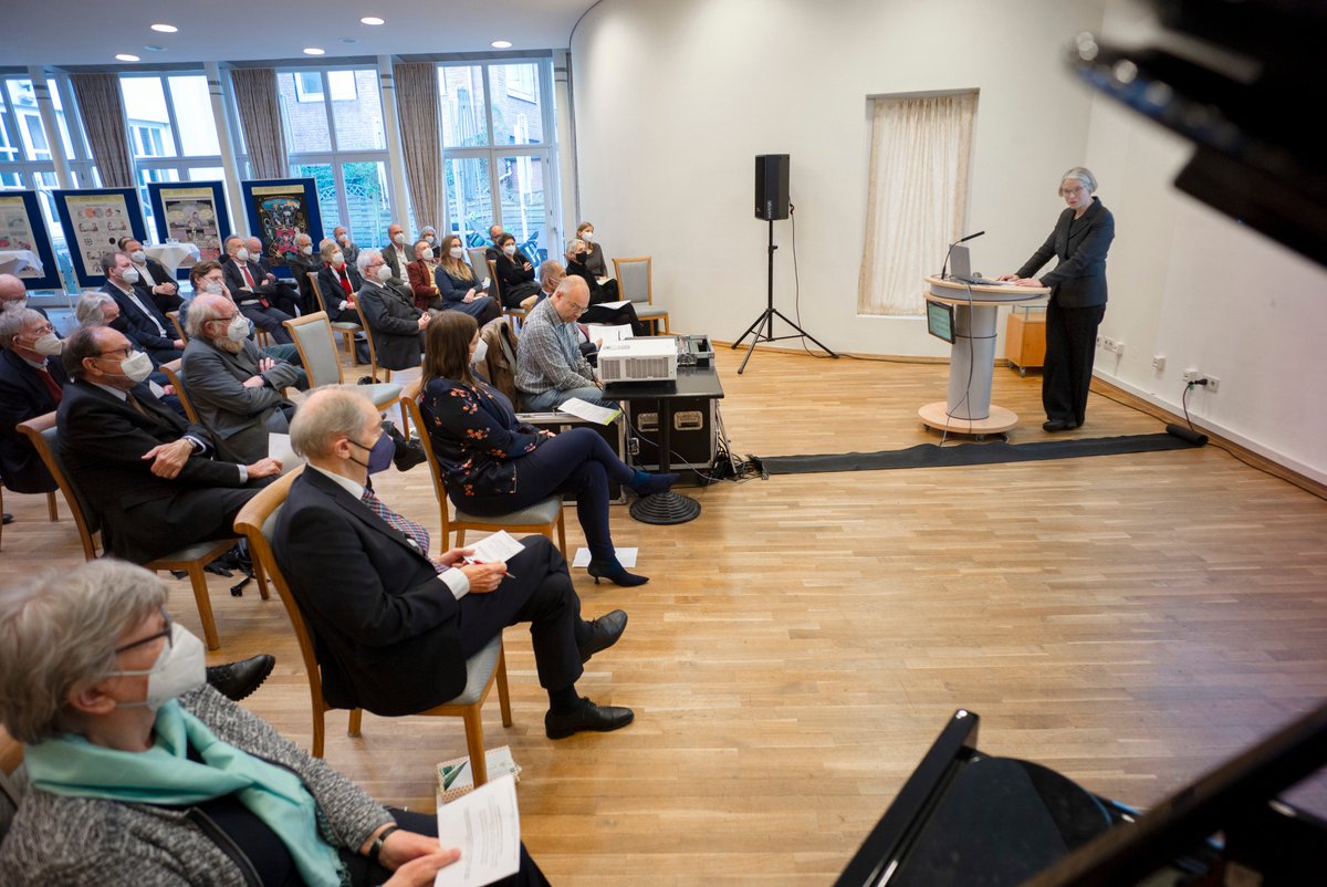 awhamburg's tweet photo. Mit einem Festkolloquium zur #Chaosforschung haben wir #AdWHH-Präsident a.D. #EdwinJKreuzer verabschiedet. Wissenschaftssenatorin @fegebanks würdigte Kreuzers Verdienste u.a. in puncto #Wissenschaftskommunikation und #Nachwuchsförderung. @akademienunion
https://t.co/4OQ890v42m https://t.co/i741TPpRQn