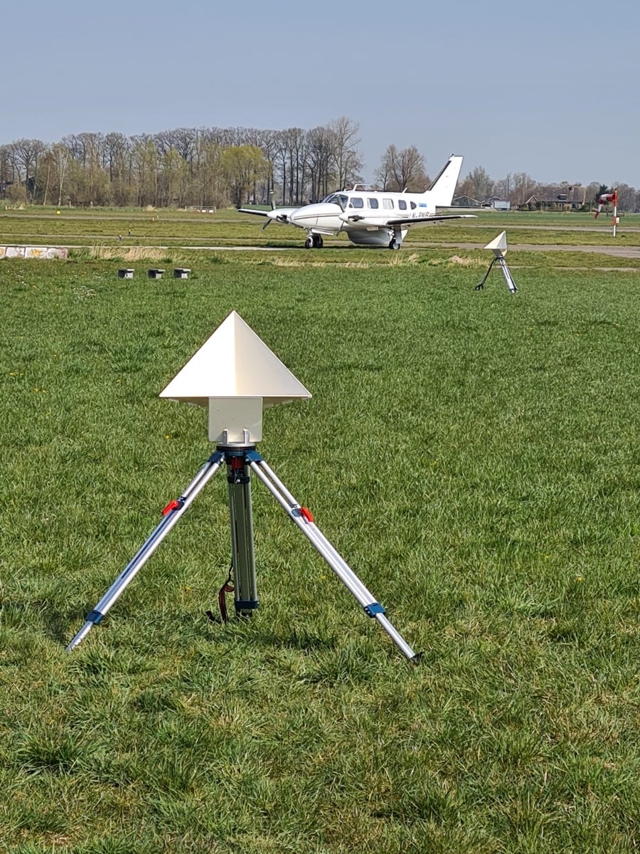 AdrienCHMartin's tweet photo. In live, an @ESA_EO airborne campaign over sea to measure ocean surface current. Operated by #MetaSensing
A 1st track over the river to measure strong gradient of current. Now going offshore to get homogeneous current and validate the instrument #OSCAR. https://t.co/JhwycbnzUy