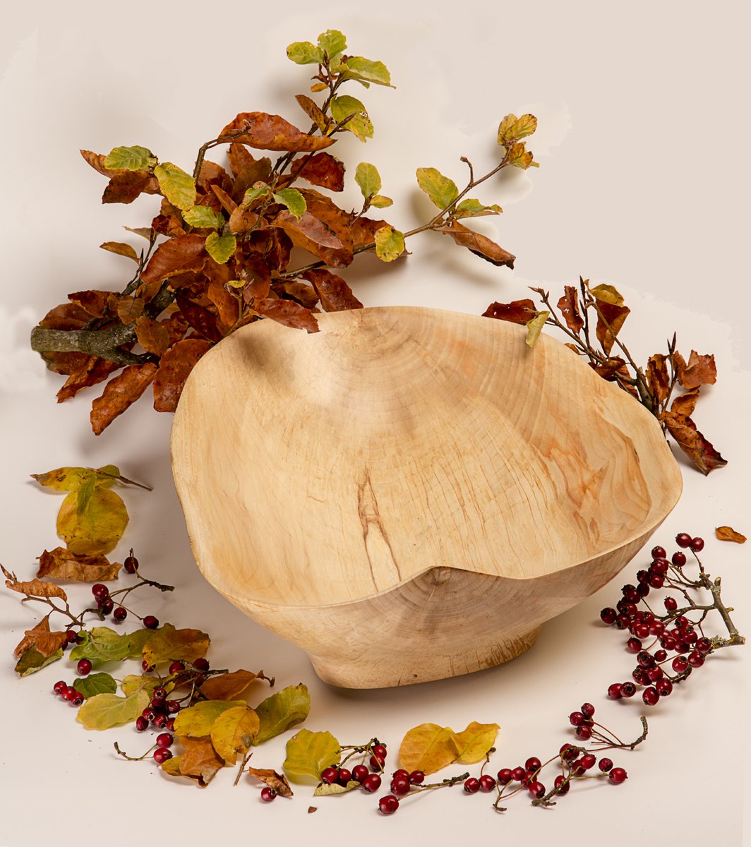 3d2dEvents's tweet image. Isn’t this absolutely gorgeous?! 🥰. This large carved beech wood bowl was made by our talented woodcrafter, Andy Bunn.  @Andybunnwood 

#woodworker #woodworks #woodworking