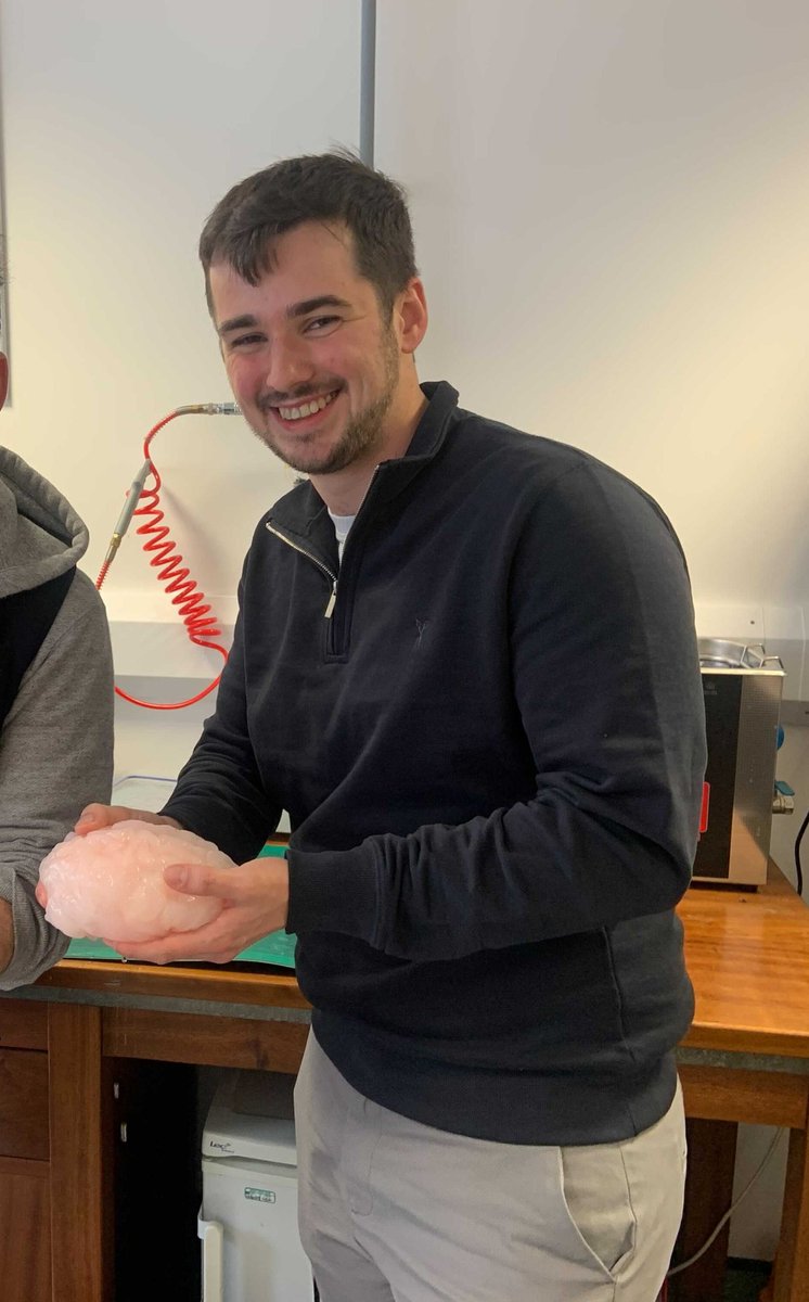 Here's me holding a synthetic brain courtesy of OrganA! 

A really cool startup developing high accuracy organ analogues poised to replace animal/human models during surgical training and medical device development!

#MedTech #brain