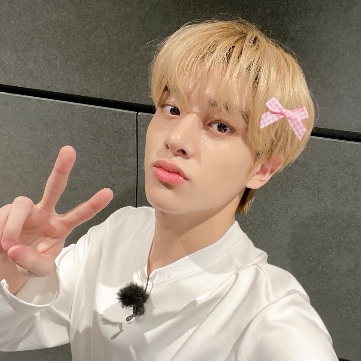 jakeuloml's tweet photo. pretty yunie with a pink bow >_< https://t.co/HCmzlFhgRV
