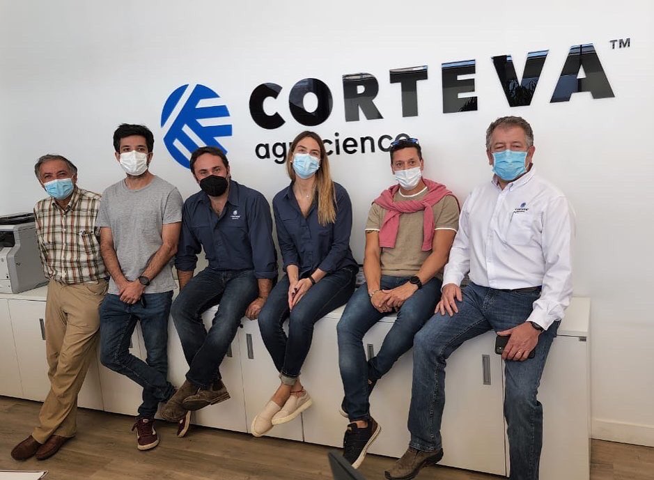 germanc1981's tweet photo. Compartimos una doble jornada de trabajo con el equipo Comercial de Chile 🇨🇱 , delineando estrategias de crecimiento en el segmento #Insecticidas para los próximos años.
¡Excelente trabajo en equipo! 💪
#insecticidascorteva
@corteva
@CortevaARG https://t.co/KZdgppI2rA