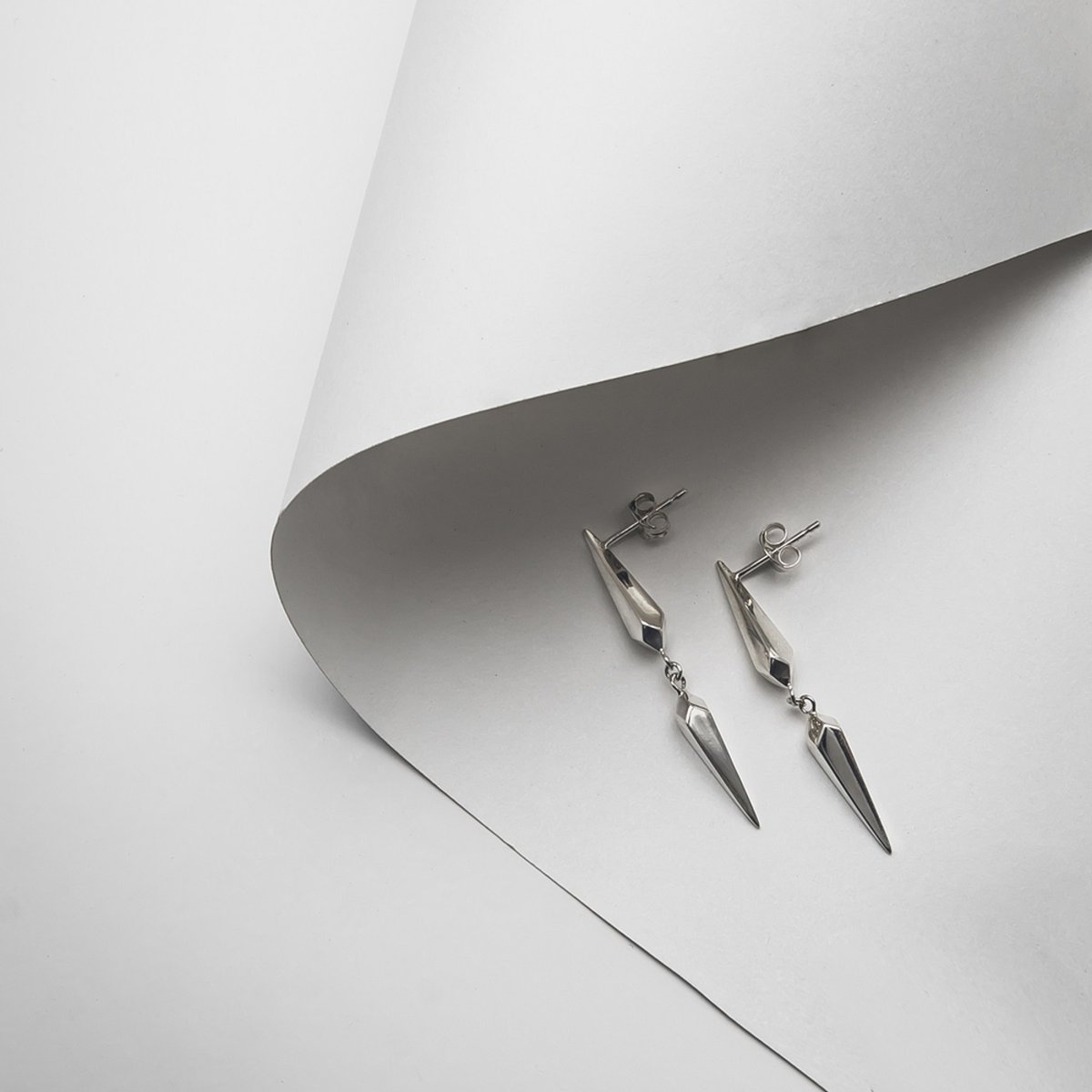 3d2dEvents's tweet image. Facet Drop Earrings by Laconic; These drops mirror each other, as mountains are reflected in lochs. They are made to move and catch and reflect the light. Handcrafted in small batches using sustainable eco-silver. 

#HandCraftedJewellery #Silver