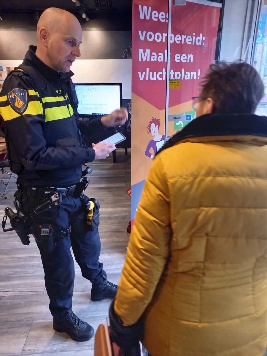 wijkagentjack's tweet photo. Aanstaande woensdag 13 april, tussen 10:30-11:30 uur, geven wij wederom een #presentatie over #senioren&amp;veiligheid aan de #Middenbaan 102 (tegenover de AH) Volgende onderwerpen zullen besproken worden #babbeltrucs #veiligpinnen #whatsappfraude #internetfraude Tot woensdag!
👮‍♀️👮‍♂️ https://t.co/9qQIi4DgLp