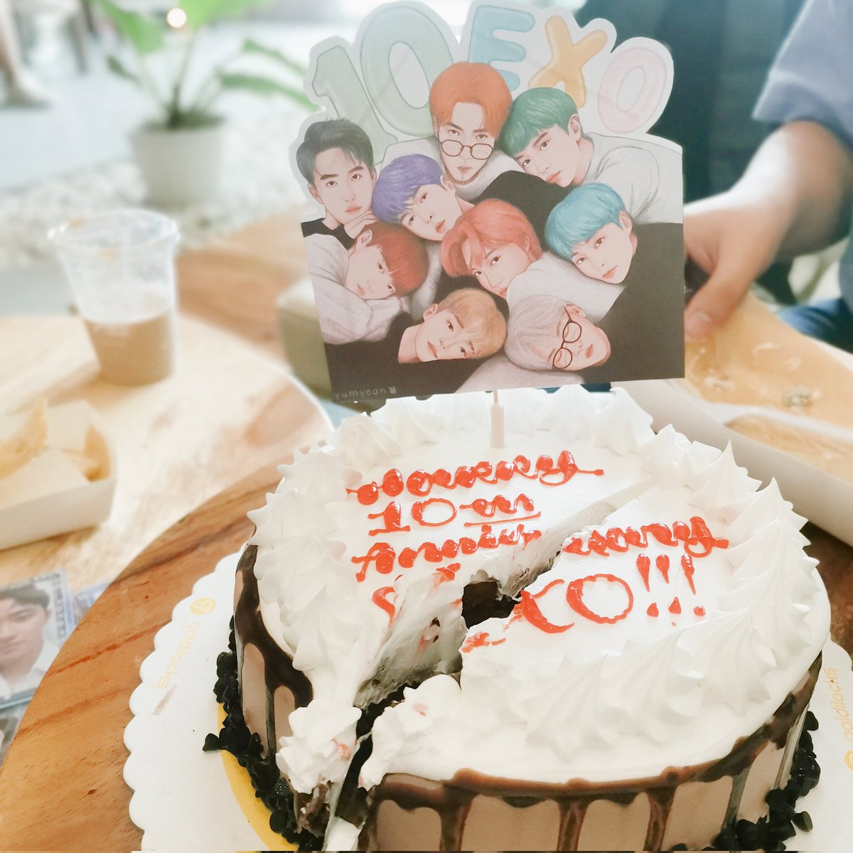 honeysitdown's tweet photo. Celebrated EXO's 10th Anniversary over the weekend. You will always be my home and comfort, mga Tito. Comeback na, jebaaal! 🤍
(shirt from @madebymicaph ✨)
#10YearsWithEXO #AlwaysAndForeverWithEXO
#EXOLsCelebrateWithEXO
#EXOWeAreOneDecade https://t.co/zONZvTHcw1