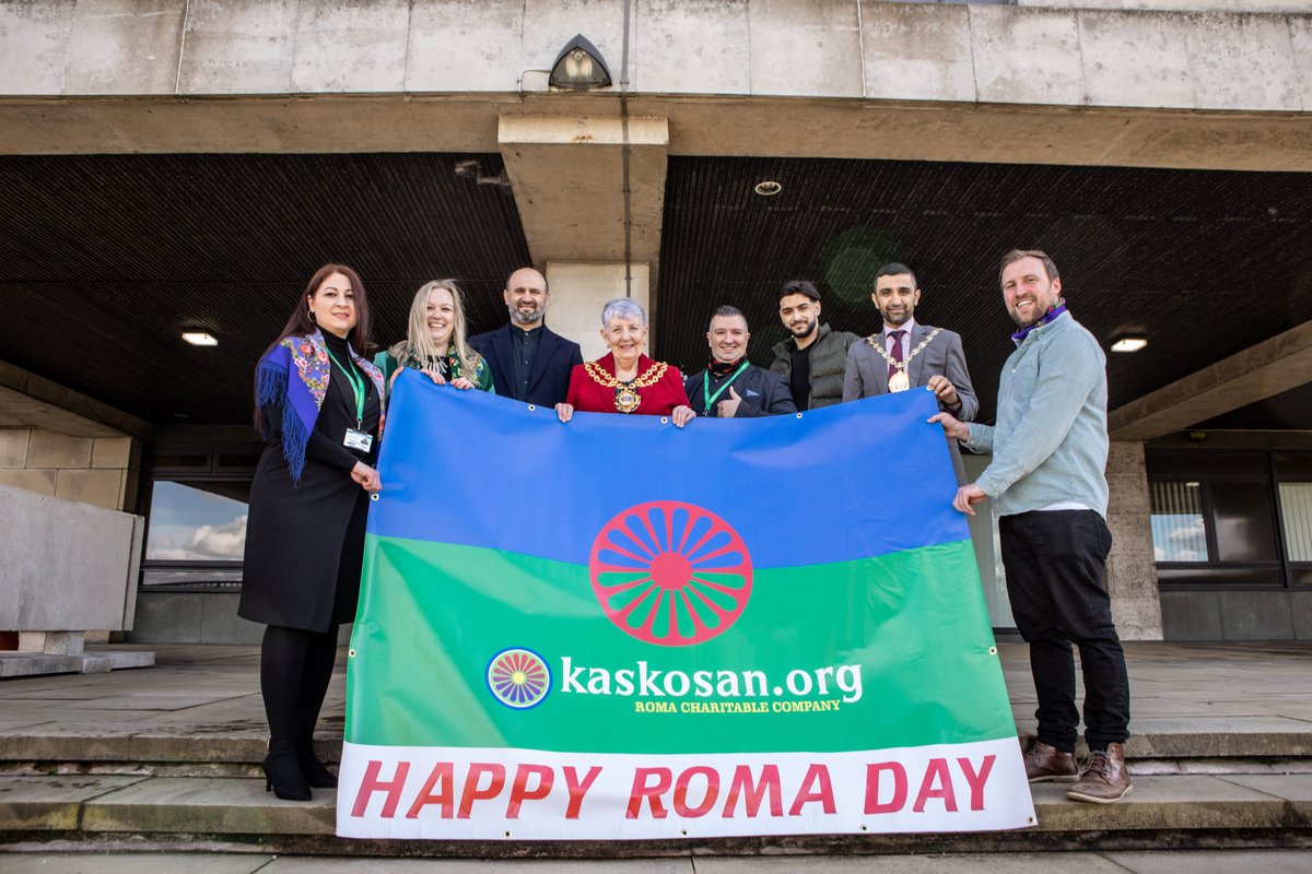 Oldham Coliseum (@oldhamcoliseum) on Twitter photo Oldham Coliseum Theatre, <a href="/KaskoSanLtd/">KaskoSan Roma Charitable Company</a> and <a href="/OldhamCouncil/">Oldham Council</a> took a few moments to celebrate International Roma Day last Friday by raising the Roma flag in front of the Civic Centre to show a sign of respect to the Roma community in Oldham.
Read more here: coliseum.org.uk/news/oldham-ce… Oldham Coliseum Theatre, <a href="/KaskoSanLtd/">KaskoSan Roma Charitable Company</a> and <a href="/OldhamCouncil/">Oldham Council</a> took a few moments to celebrate International Roma Day last Friday by raising the Roma flag in front of the Civic Centre to show a sign of respect to the Roma community in Oldham.
Read more here: coliseum.org.uk/news/oldham-ce…