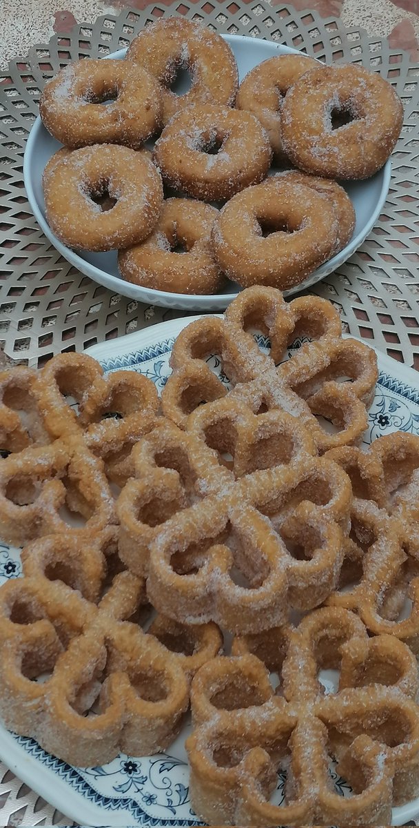 CasaTomillo's tweet photo. ¡Durante estos días no nos pueden faltar los dulces típicos de la Semana Santa!
Acompáñalos de un vasito de #resolí y verás que te bien te sientan.😜
¡¡Irresistibles!!
#rosquillasfritas #floresmanchegas
#dulcesmanchegos
#casatomillo https://t.co/YurdOc3KQq