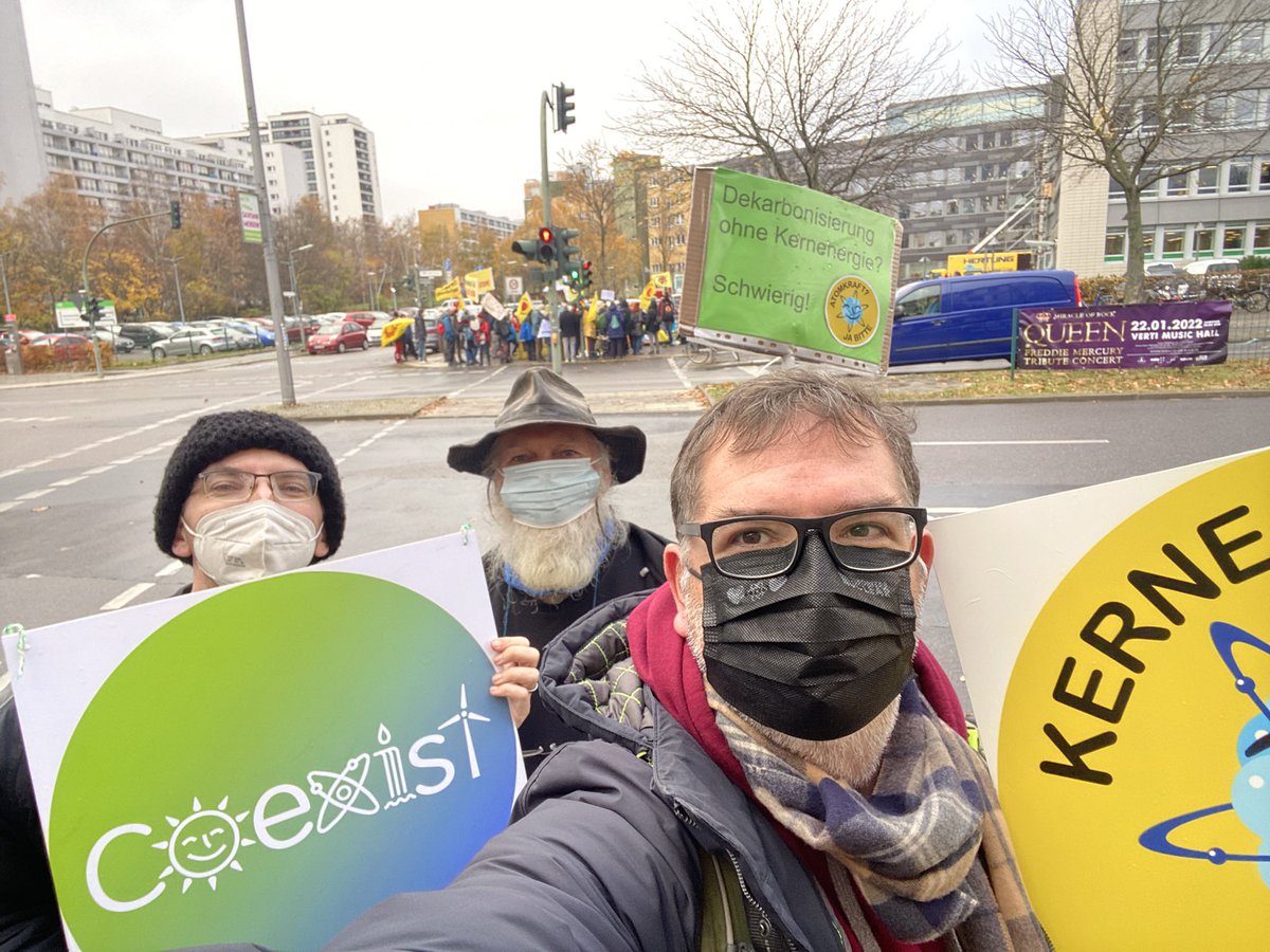 SedimentIV's tweet photo. Diese Dame gehört zu #Nuklearia Objektiv sieht anders aus. Im Linken Bild ist besagtes Schild wieder zu sehen. Gehalten von Hr. Rossreiter, links ist Hr. F. Blümm #FakeForFuture der Mann mittig ist auch kein unbekannter. https://t.co/xMtlQIbq8f