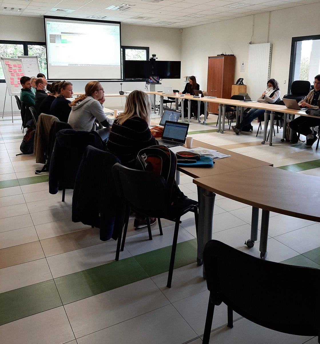 CLIMATVEG's tweet photo. 🌱💦👩🌾🧑🌾Réunion de travail commune aux partenaires des projets @CLIMATVEG et #FERMADAPT pour co-construire un outil de diagnostic de la vulnérabilité des fermes du territoire face au changement climatique
▶️ Action co-pilotée par @ChambagriPdL et @ChambagriBzh https://t.co/eXNuENqDba