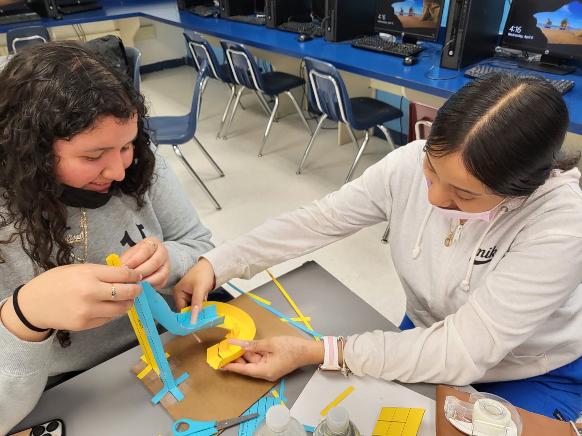 MexAmCouncil's tweet photo. MAC College & Career Prep 22 Students learn the concepts of energy through STEM Building a Paper Rollercoaster workshop. #MAC #CCP22 #CCP #MACScholars #DreamBIG #SiSePuede #MACScholars22 https://t.co/bDUFDYihuR