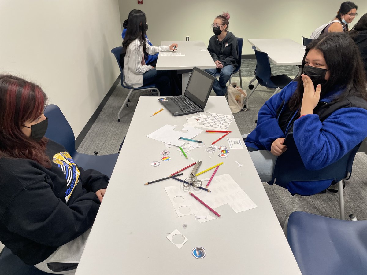 JTCentralLib's tweet image. Thank you Andrea Sowers from @jolietpublic for another fun craft!  Button day was a huge success!