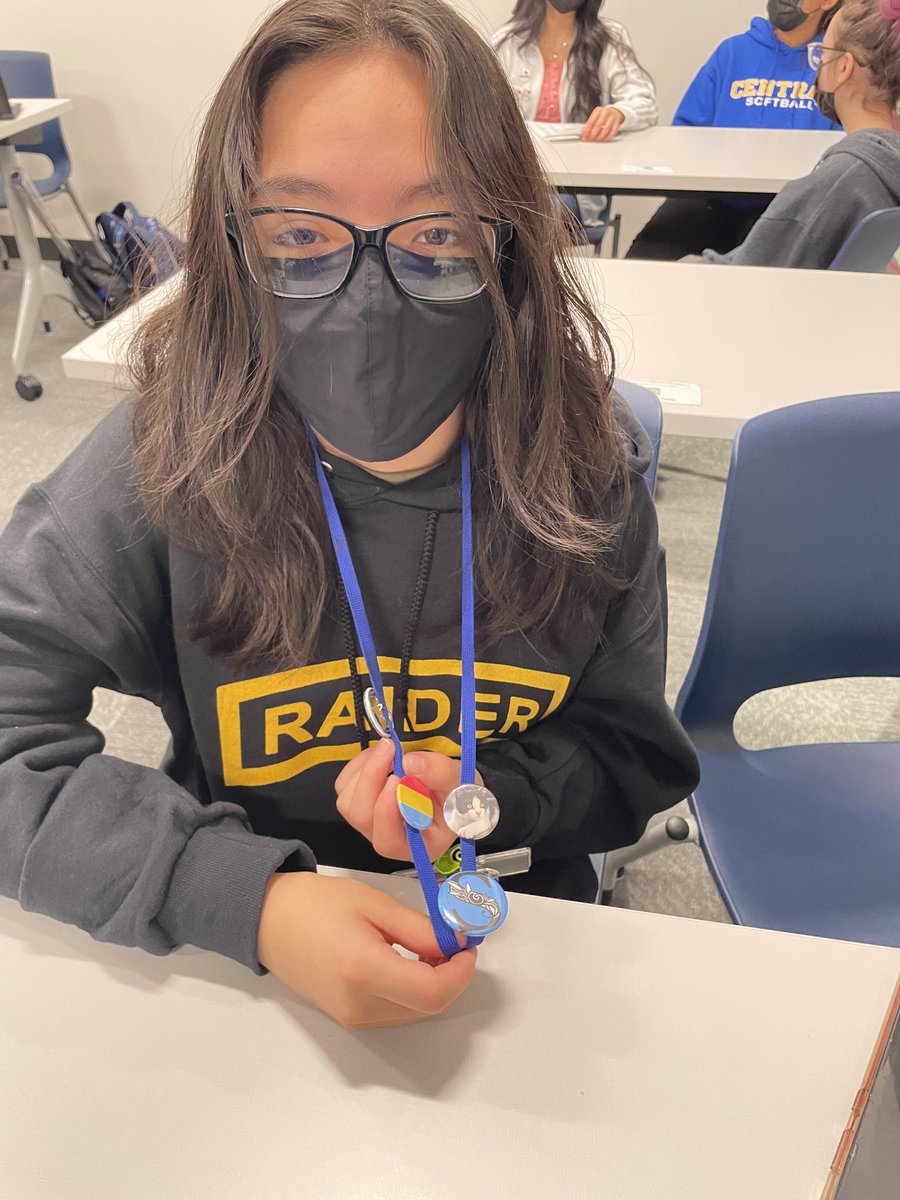 JTCentralLib's tweet image. Thank you Andrea Sowers from @jolietpublic for another fun craft!  Button day was a huge success!