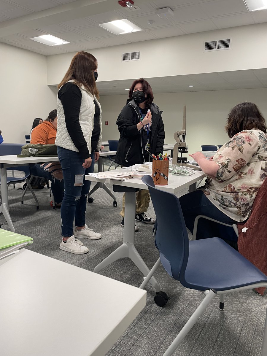 JTCentralLib's tweet image. Thank you Andrea Sowers from @jolietpublic for another fun craft!  Button day was a huge success!