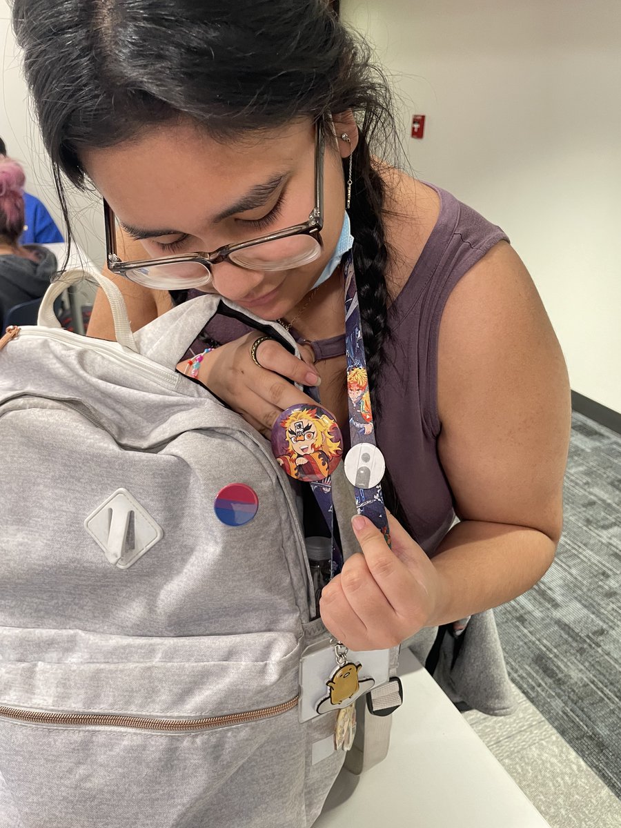 JTCentralLib's tweet image. Thank you Andrea Sowers from @jolietpublic for another fun craft!  Button day was a huge success!