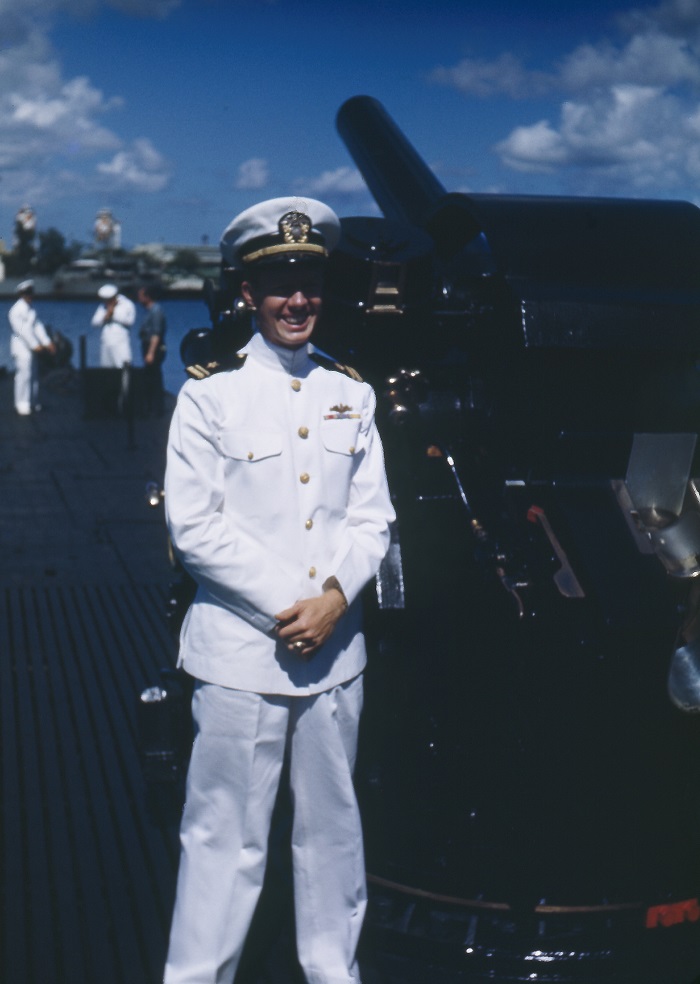 CarterLibrary's tweet photo. We celebrate this #NationalSubmarineDay with an image of our favorite submariner! First Lieutenant Jimmy Carter stands aboard the USS Pomfret, ca. 1949. Image: Carter Family
#Submarine #DolphinPin #CarterLibrary #PresidentialLibrary https://t.co/tFbq8r5wUM