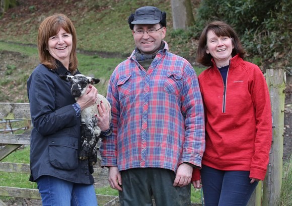 LlCCefnGwlad's tweet photo. Mae’r Gweinidog Materion Gwledig, Lesley Griffiths, wedi ymweld â dwy fferm yn y gogledd-ddwyrain i weld sut y maent yn elwa ar gymorth @FarmingConnect, sy’n cynnwys cefnogaeth i greu busnes i gyflwyno ffermio i blant ysgol.

https://t.co/HmIezoKkGX https://t.co/9A9r1Z60YZ