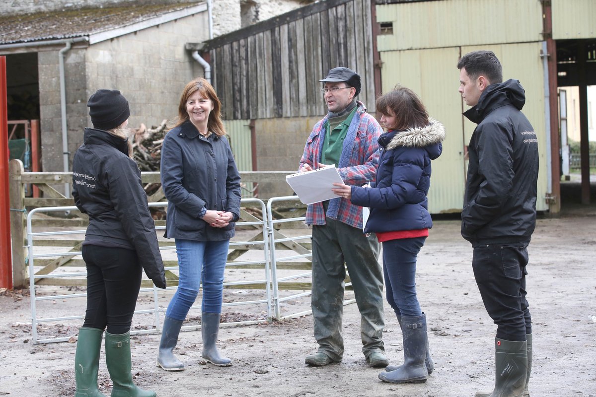 Mae’r Gweinidog Materion Gwledig, Lesley Griffiths, wedi ymweld â dwy fferm yn y gogledd-ddwyrain i weld sut y maent yn elwa ar gymorth <a href="/FarmingConnect/">Farming Connect</a>, sy’n cynnwys cefnogaeth i greu busnes i gyflwyno ffermio i blant ysgol.

llyw.cymru/ffermydd-y-gog…