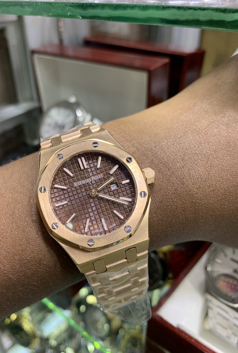 Dstore237's tweet photo. Bonjour et bon début de semaine. 😍
⌚️: Audemars Piguet
🏷: 60 000 FCFA
Livraison 🚚 et expédition 📦 possible!✨
#Rt
#RTandFAV
#Rtapprecies https://t.co/ZZ2peJXquY